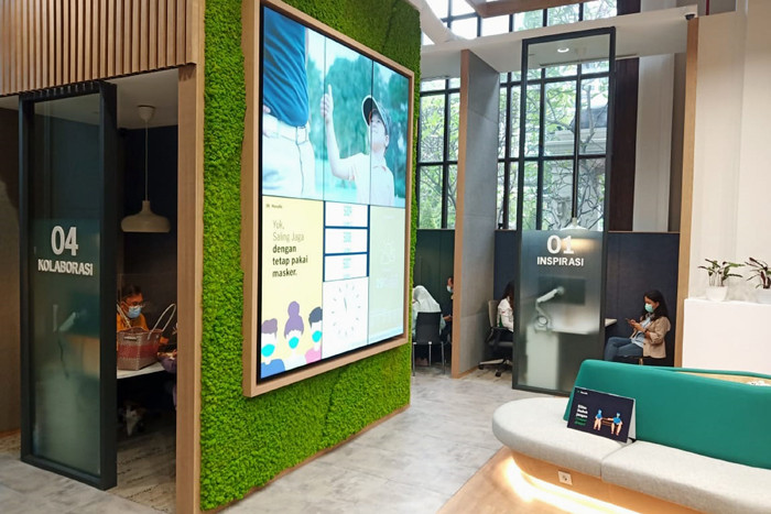 Agen asuransi melayani nasabah di kantor Manulife Indonesia di Jakarta, Selasa (16/3/2021).