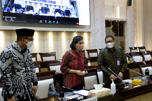 Menteri Keuangan Sri Mulyani mengikuti rapat kerja dengan Komisi XI DPR di Kompleks Parlemen, Senayan, Jakarta, Senin (15/3/2021).