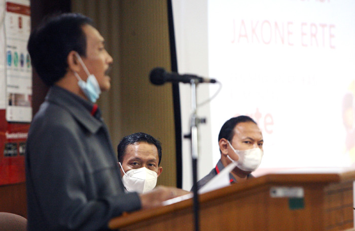Plt Wali Kota Jaksel Isnawa Adji (tengah) menyimak paparan Pemimpin Divisi Hubungan Kelembagaan Bank DKI Akhirudin Siregar (kiri)