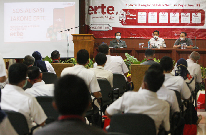Plt Wali Kota Jaksel Isnawa Adji (tengah), Pemimpin Divisi Hubungan Kelembagaan Bank DKI Akhirudin Siregar (kiri) saat peluncuran aplikasi JakOne Erte.