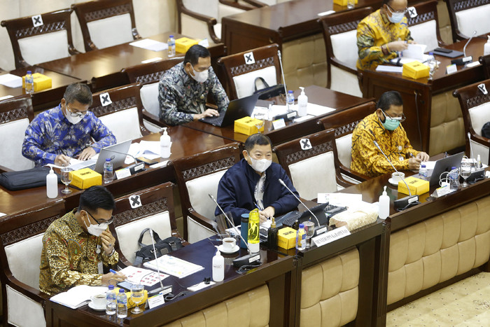 Menteri PPN/Kepala Bappenas Suharso Monoarfa mengikuti rapat kerja dengan Komisi XI DPR di Kompleks Parlemen, Senayan, Jakarta, Rabu (17/3/2021).