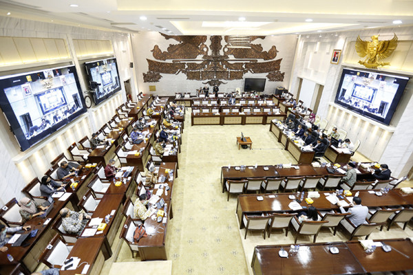 suasana rapat kerja dengan Komisi XI DPR di Kompleks Parlemen, Senayan, Jakarta, Rabu (17/3/2021).