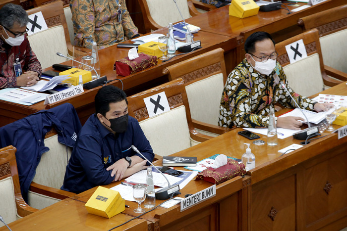 Menteri BUMN Erick Thohir dan Wakil Menteri BUMN Kartika Wirjoatmodjo saat raker dengan Komisi VI DPR di Kompleks Parlemen, Senayan, Jakarta, Kamis (18/3/2021).