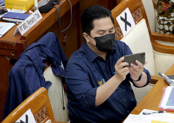 Menteri BUMN Erick Thohir mengikuri rapat kerja dengan Komisi VI DPR di Kompleks Parlemen, Senayan, Jakarta, Kamis (18/3/2021).