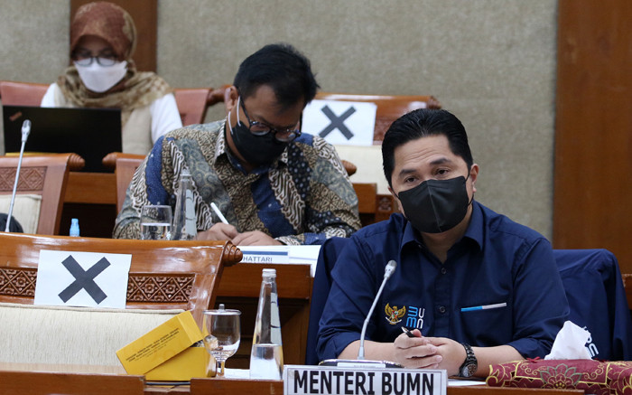 Menteri BUMN Erick Thohir mengikuri rapat kerja dengan Komisi VI DPR di Kompleks Parlemen, Senayan, Jakarta, Kamis (18/3/2021).