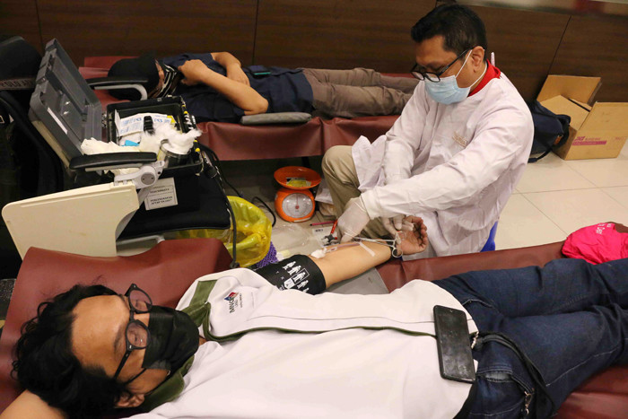 Peserta donor melakukan donor darah di Gedung iNews Tower, Kebon Sirih, Jakarta, Kamis (18/3/2021).