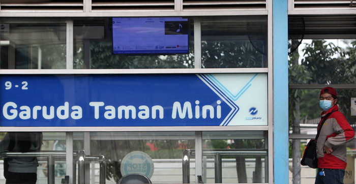 Calon penumpang berjalan di halte bus Transjakarta di kawasan TMII, Jakarta Timur, Kamis (18/3/2021).