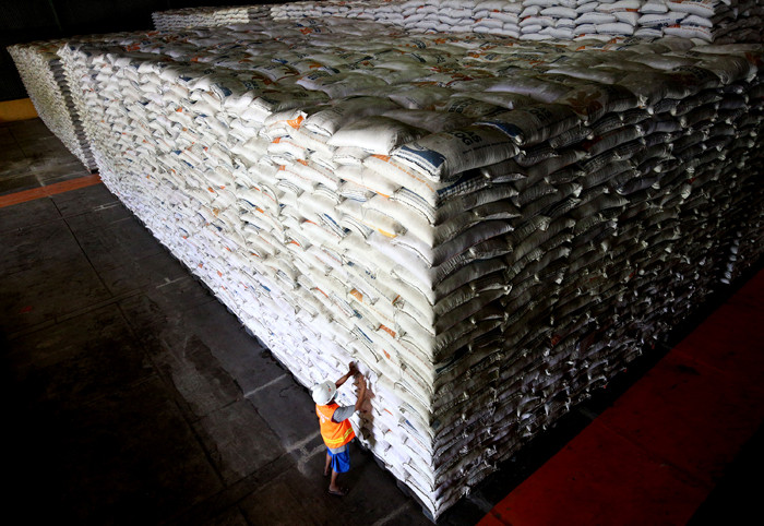 Pekerja menata stok beras di Gudang Bulog Kanwil DKI dan Banten, Kelapa Gading, Jakarta, Kamis (19/3/2021).