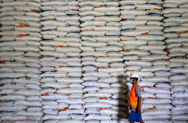 Pekerja menata stok beras di Gudang Bulog Kanwil DKI dan Banten, Kelapa Gading, Jakarta, Kamis (19/3/2021).
