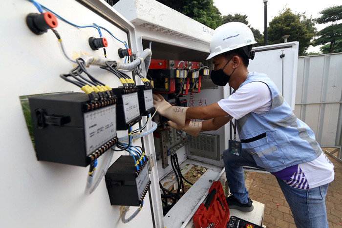 Petugas PLN Unit Induk Distribusi Jakarta Raya melakukan pengecekan Power Bank PLN di Jakarta, Jumat (19/3/2021).
