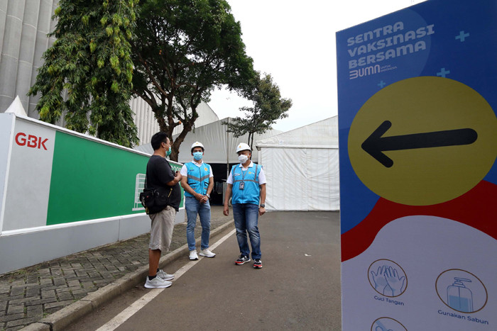 General Manager PLN Unit Induk Distribusi Jakarta Raya Doddy B Pangaribuan (kiri) dan petugas meninjau Power Bank PLN di Jakarta, Jumat (19/3/2021).