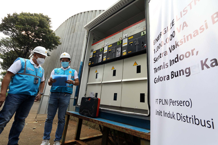 General Manager PLN Unit Induk Distribusi Jakarta Raya Doddy B Pangaribuan (kiri) dan petugas meninjau Power Bank PLN di Jakarta, Jumat (19/3/2021).