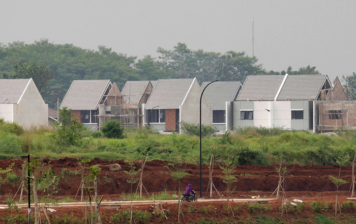 Pekerja menyelesaikan proyek pembangunan rumah di kawasan Cimanggis, Depok, Jawa Barat, Jumat (17/3/2021).