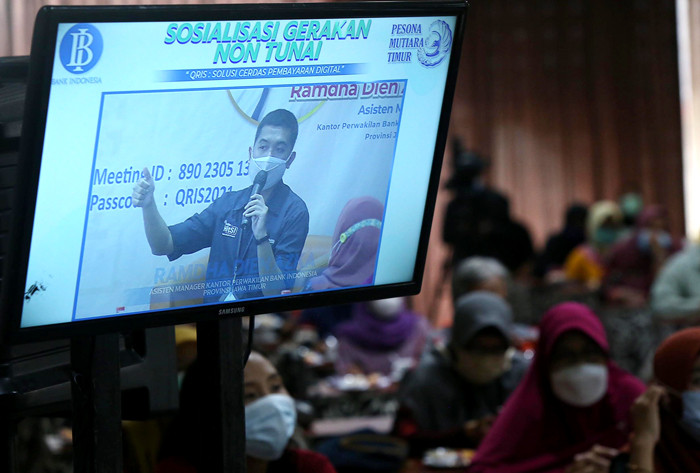 Asisten Manager Kantor Perwakilan Bank Indonesia Provinsi Jawa Timur Ramdha Dien Azka menjelaskan QRIS di Sidoarjo, Jawa Timur, Sabtu (20/3/2021).