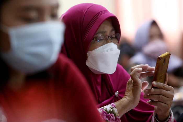 Pelaku UMKM mendengarkan penjelasan Asisten Manager Kantor Perwakilan Bank Indonesia Provinsi Jawa Timur Ramdha Dien Azka di Sidoarjo, Sabtu (20/3/2021).