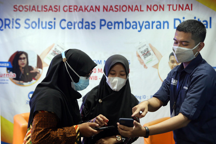 Asisten Manager Kantor Perwakilan Bank Indonesia Provinsi Jawa Timur Ramdha Dien Azka menjelaskan QRIS di Sidoarjo, Jawa Timur, Sabtu (20/3/2021).