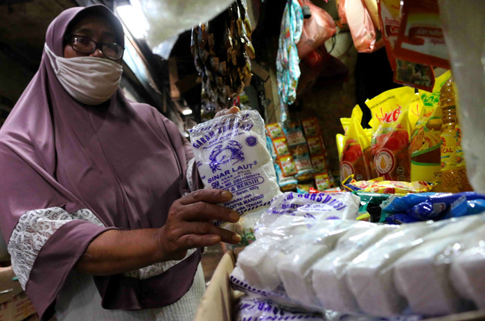 Pedagang menunjukkan garam di Pasar Inpres Tradisional Serdang, Kemayoran, Jakarta Pusat, Sabtu (20/3/2021).