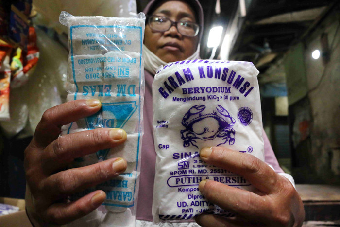 Pedagang menunjukkan garam di Pasar Inpres Tradisional Serdang, Kemayoran, Jakarta Pusat, Sabtu (20/3/2021).