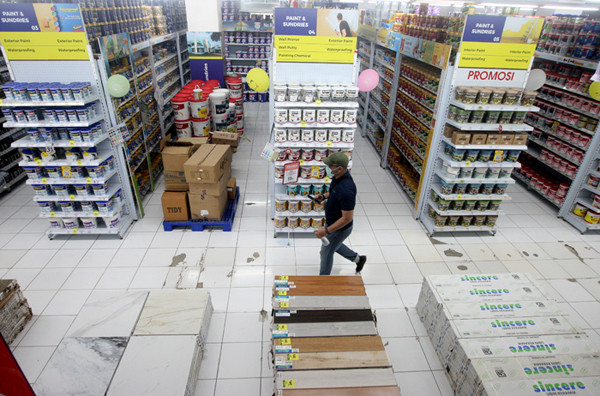 Karyawan sedang melakukan pengecekan barang di Mitra10 Pekayon, Kota Bekasi, Jawa Barat, Sabtu (20/3/2021).