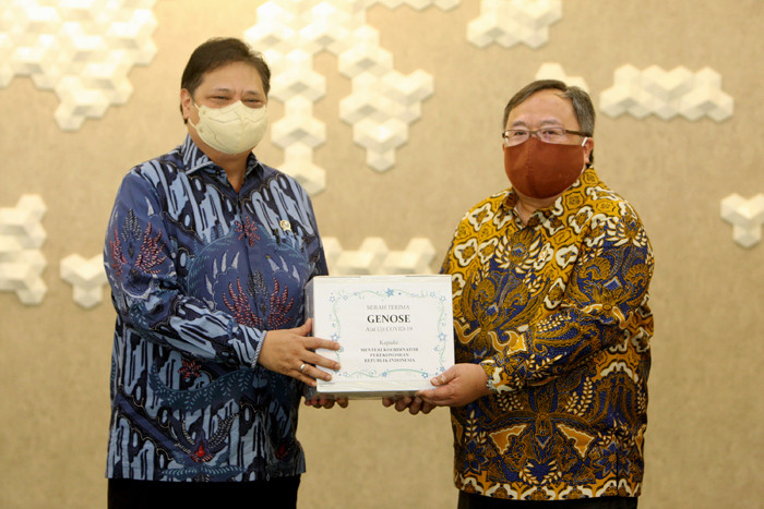 Menko Bidang Perekonomian Airlangga Hartarto (kiri) dan Menristek Bambang Brodjonegoro saat acara serah terima GeNose C19 di Jakarta, Senin (22/3/2021).
