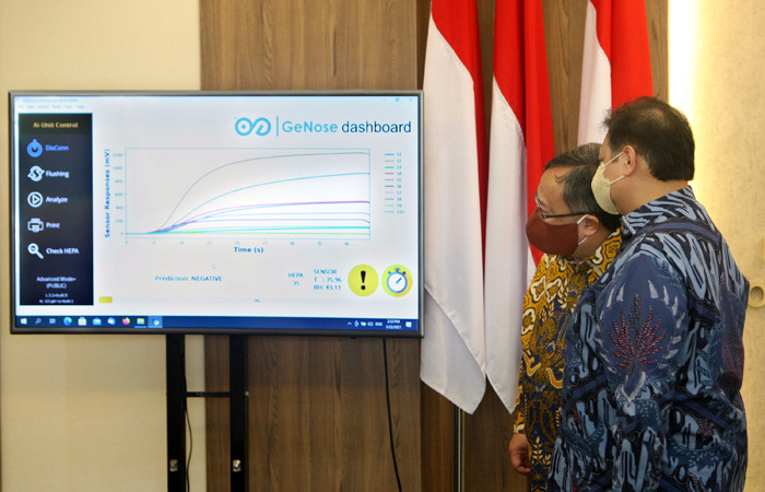 Menko Bidang Perekonomian Airlangga Hartarto (kiri) dan Menristek Bambang Brodjonegoro saat acara serah terima GeNose C19 di Jakarta, Senin (22/3/2021).