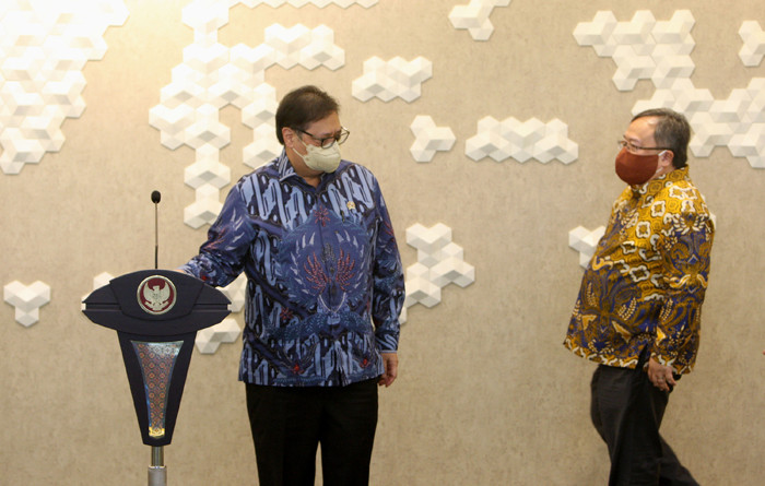 Menko Bidang Perekonomian Airlangga Hartarto (kiri) dan Menristek Bambang Brodjonegoro saat acara serah terima GeNose C19 di Jakarta, Senin (22/3/2021).