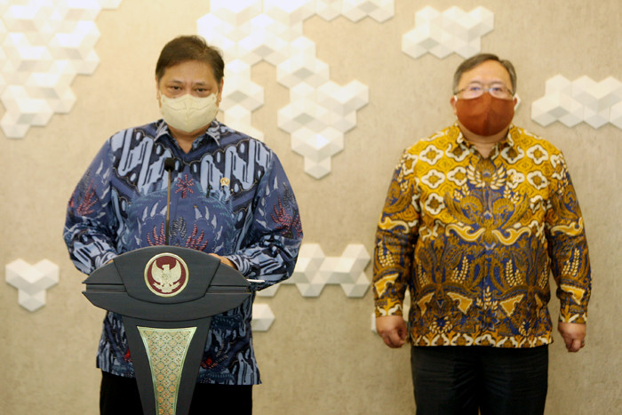 Menko Bidang Perekonomian Airlangga Hartarto (kiri) dan Menristek Bambang Brodjonegoro memberikan keterangan pers di Jakarta, Senin (22/3/2021).