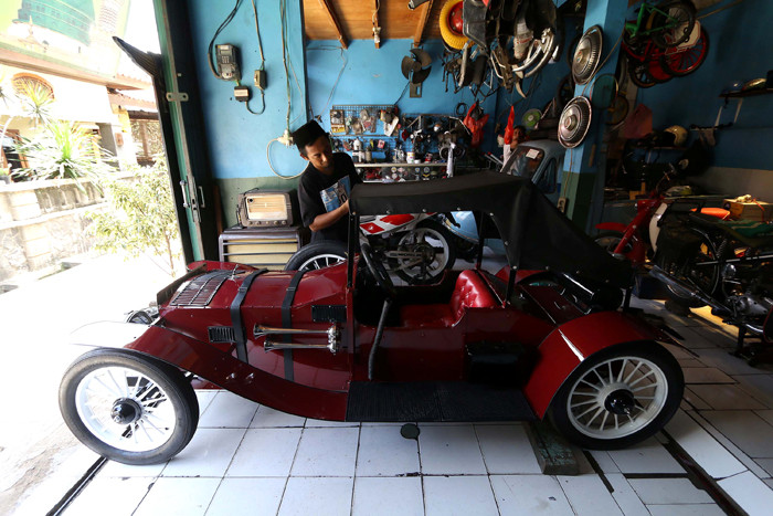 Pemilik bengkel Herman Doank menyelesaikan perakitan mobil veteran di bengkel miliknya di Pondok Aren, Tangerang, Banten, Senin (22/3/2021).