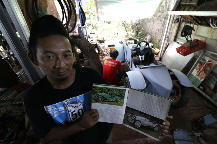 Pemilik bengkel Herman Doank menyelesaikan perakitan mobil veteran di bengkel miliknya di Pondok Aren, Tangerang, Banten, Senin (22/3/2021).