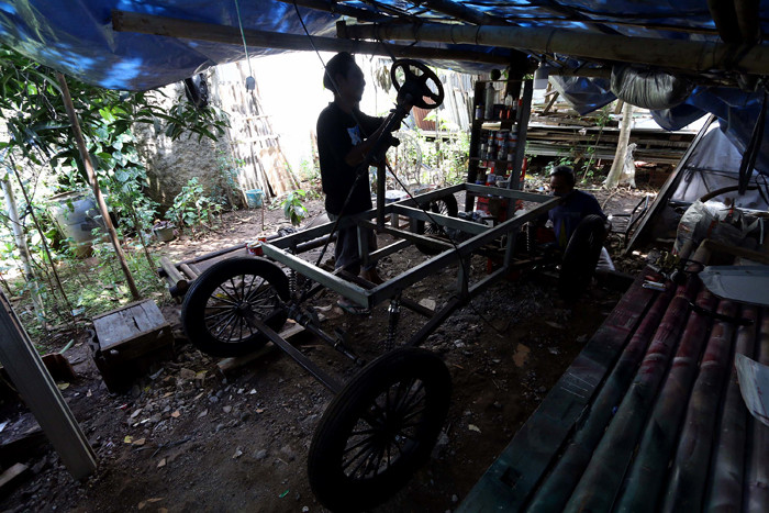 Pemilik bengkel Herman Doank menyelesaikan perakitan mobil veteran di bengkel miliknya di Pondok Aren, Tangerang, Banten, Senin (22/3/2021).