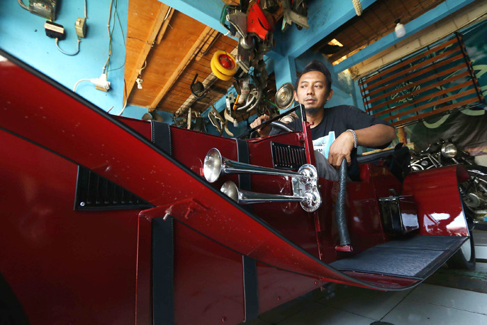 Pemilik bengkel Herman Doank menyelesaikan perakitan mobil veteran di bengkel miliknya di Pondok Aren, Tangerang, Banten, Senin (22/3/2021).