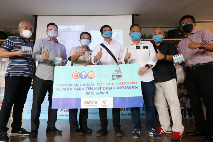 WTC eMall bekerjasama dengan PT.Dunia Milik Orang Berani (DMOB) menyerahan bantuan 2500 botol Hydro Oxy di WTC eMall, Surabaya, Jawa Timur, Senin (22/3/2021).