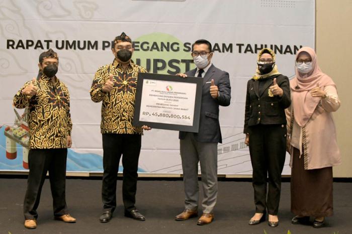 Gubernur Jabar Ridwan Kamil (kedua kanan) menerima secara simbolis dividen dari PT PT Migas Hulu Jabar.