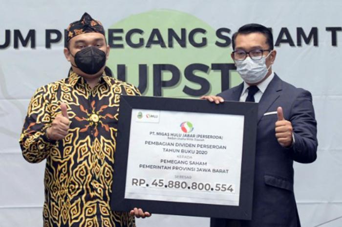 Gubernur Jabar Ridwan Kamil (kanan) menerima secara simbolis dividen dari PT PT Migas Hulu Jabar.