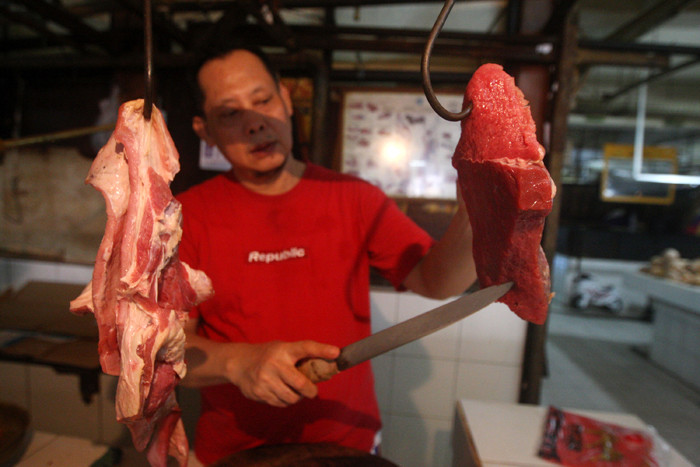 Pedagang memotong daging di Pasar Kramat Jati, Jakarta Timur, Selasa (23/3/2021).