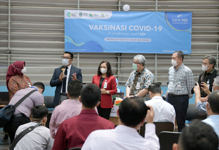 Gubernur Jawa barat Ridwan Kamil meninjau pelaksanaan vaksinasi massal di Gedung BJB Sport & Creative Center, Bandung, Jawa Barat. Selasa (23/3/2021).