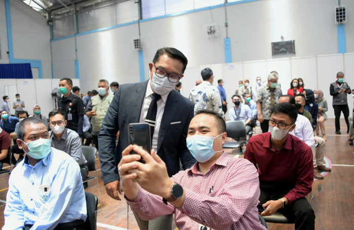 Gubernur Jawa barat Ridwan Kamil meninjau pelaksanaan vaksinasi massal di Gedung BJB Sport & Creative Center, Bandung, Jawa Barat. Selasa (23/3/2021).