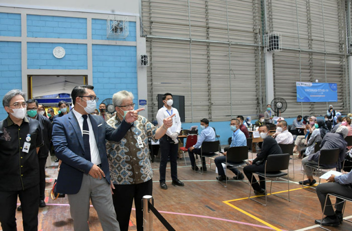 Gubernur Jawa barat Ridwan Kamil meninjau pelaksanaan vaksinasi massal di Gedung BJB Sport & Creative Center, Bandung, Jawa Barat. Selasa (23/3/2021).