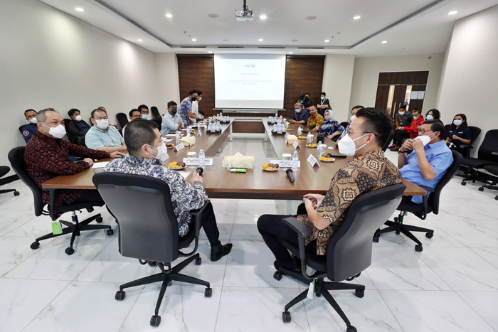 Executive Chairman MNC Group Hary Tanoesoedibjo melakukan pertemuan dengan CEO Lippo Karawaci & Director of Lippo Group John Riady di Jakarta, Rabu (24/3/2021).