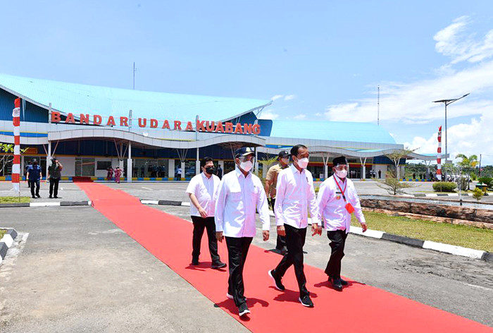 Presiden Jokowi saat tiba di Terminal Bandar Udara Kuabang, Halmahera Utara, Maluku Utara, Rabu (24/3/2021).