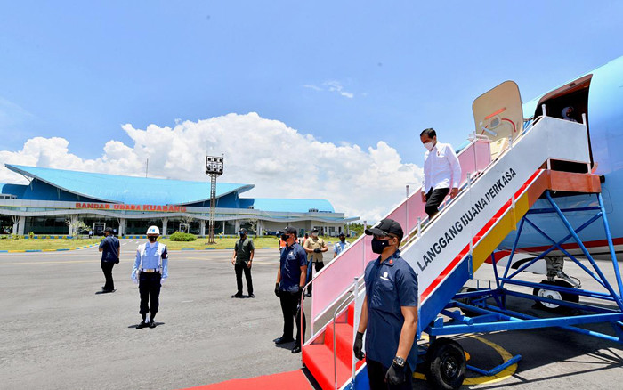 Presiden Jokowi saat tiba di Terminal Bandar Udara Kuabang, Halmahera Utara, Maluku Utara, Rabu (24/3/2021).