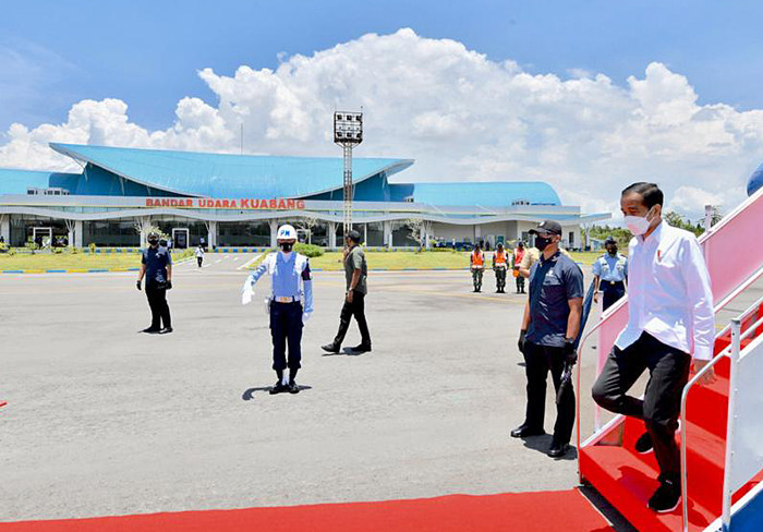 Presiden Jokowi saat tiba di Terminal Bandar Udara Kuabang, Halmahera Utara, Maluku Utara, Rabu (24/3/2021).