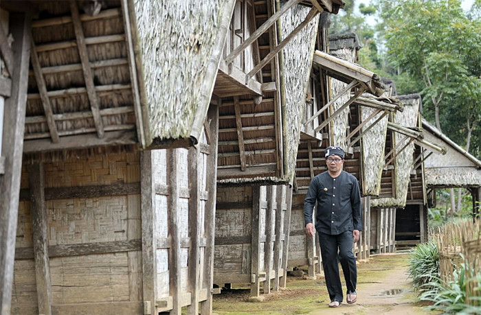 Gubernur Jawa Barat Ridwan Kamil saat mengunjungi Kampung adat Kasepuhan Ciptagelar di Desa Sinar Resmi, Cisolok, Kabupaten Sukabumi, Rabu (24/3/2021).