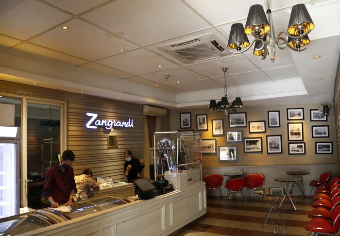 Suasana Kedai Es Krim Legendaris Zangrandi di Jalan Yos Sudarso Surabaya, Jawa Timur, Rabu (24/3/2021).