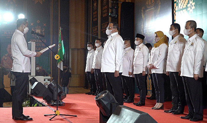 Pelantik Ketua Kadin Provinsi Sumatera Selatan Dody Reza Alex Noerdin dan pengurus Kadin Provinsi Sumsel di Palembang, Sumatera Selatan, Kamis (25/3/2021).