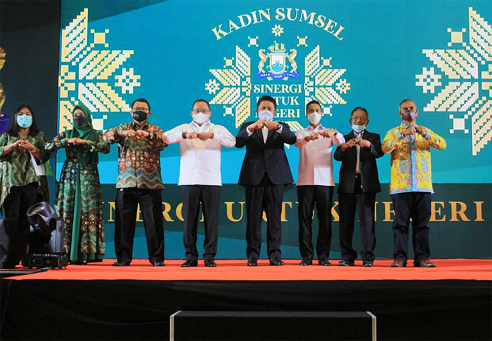 Pelantik Ketua Kadin Provinsi Sumatera Selatan Dody Reza Alex Noerdin dan pengurus Kadin Provinsi Sumsel di Palembang, Sumatera Selatan, Kamis (25/3/2021).