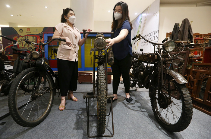 Pengunjung melihat barang antik dan jadul saat mengunjungi pameran Suroboyo Vintage Festival, di Atrium Ciputra World Surabaya, Jawa Timur, Kamis (25/3/2021).