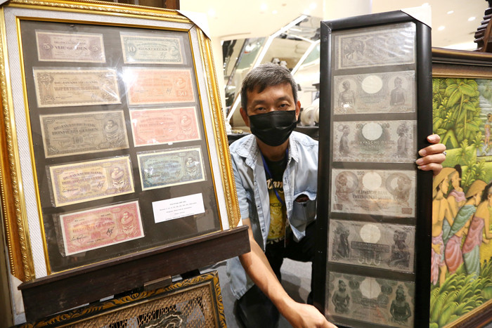 Pengunjung melihat barang antik dan jadul saat mengunjungi pameran Suroboyo Vintage Festival, di Atrium Ciputra World Surabaya, Jawa Timur, Kamis (25/3/2021).