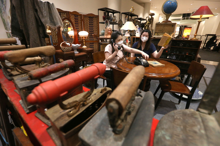 Pengunjung melihat barang antik dan jadul saat mengunjungi pameran Suroboyo Vintage Festival, di Atrium Ciputra World Surabaya, Jawa Timur, Kamis (25/3/2021).