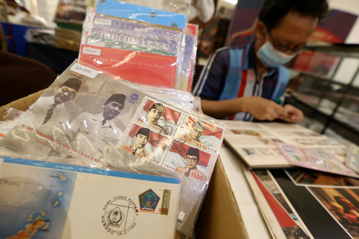 Pengunjung melihat barang antik dan jadul saat mengunjungi pameran Suroboyo Vintage Festival, di Atrium Ciputra World Surabaya, Jawa Timur, Kamis (25/3/2021).